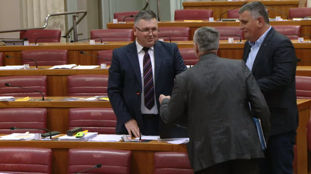 ZAMALO TUČNJAVA, BULJ IH RASTAVLJAO Lenart: Barem nisam bježao u Kanadu; Glasnović vikao: Nemoj s*at, majmune jedan! Ti si go*no!