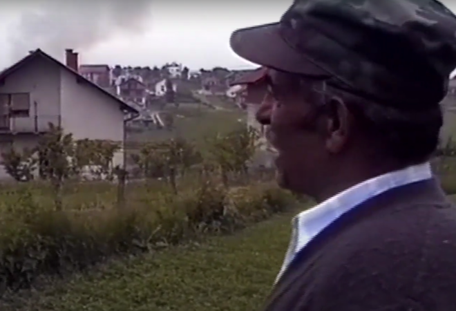 Iskopali smo jednu od najjačih ratnih snimki: Hrvat pored zapaljene kuće prijeti Srbima