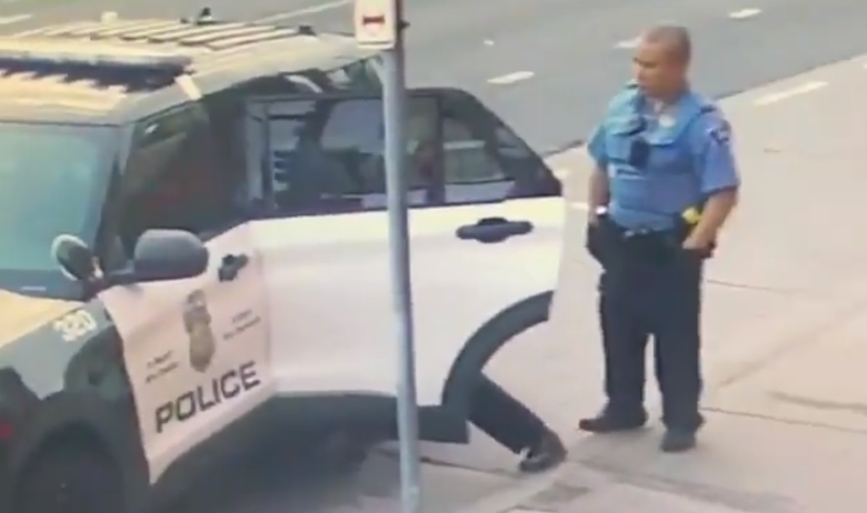 VIDEO: PROCURILA NOVA SNIMKA S NADZORNE KAMERE Floyda su tukli i na zadnjem sjedištu policijskog auta? 'Jedan držao stražu, dok su ga drugi napadali'