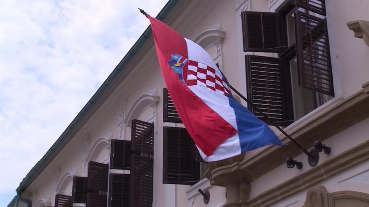 Skinuta zastava s rezidencije hrvatskog ambasadora u Beogradu