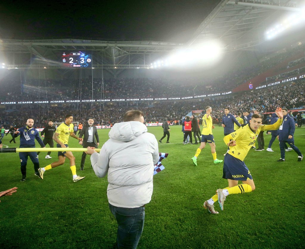 Kaos: Livaković pogođen s tribina, a poslije dobio udarac u glavu