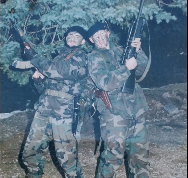 FOTO: Svoje ljude je poslao u bunker, a Goran je pod granatama pokušao spasiti ranjenog suborca…Ivica je bio pogođen gelerom u glavu te se nalazio u vrlo teškom stanju…