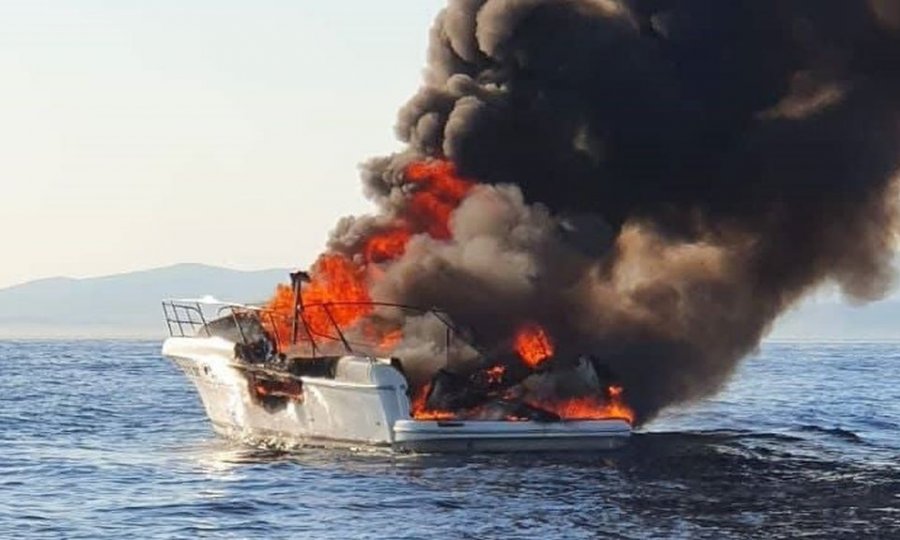 Drama na moru: Nedaleko Brača izgorio gliser, putnici skakali u more