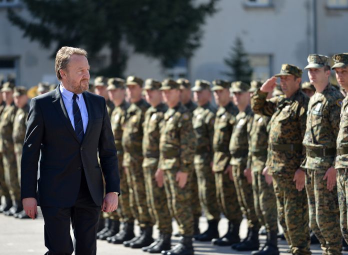 (FOTO) SKANDAL U BIH: Pripadnik OS BiH u odori ISIL-a !