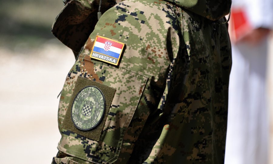 Vojnik spasio dvoje ljudi iz automobila kojeg je zarobila voda u podvožnjaku