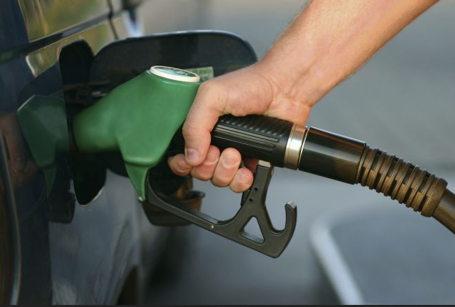 Od ponoći novi udar na džepove građana; drastično poskupljenje goriva!