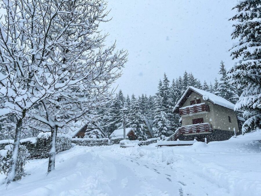 Snijeg zameo Gorski kotar, palo više od 30 cm. Stiže novo pogoršanje