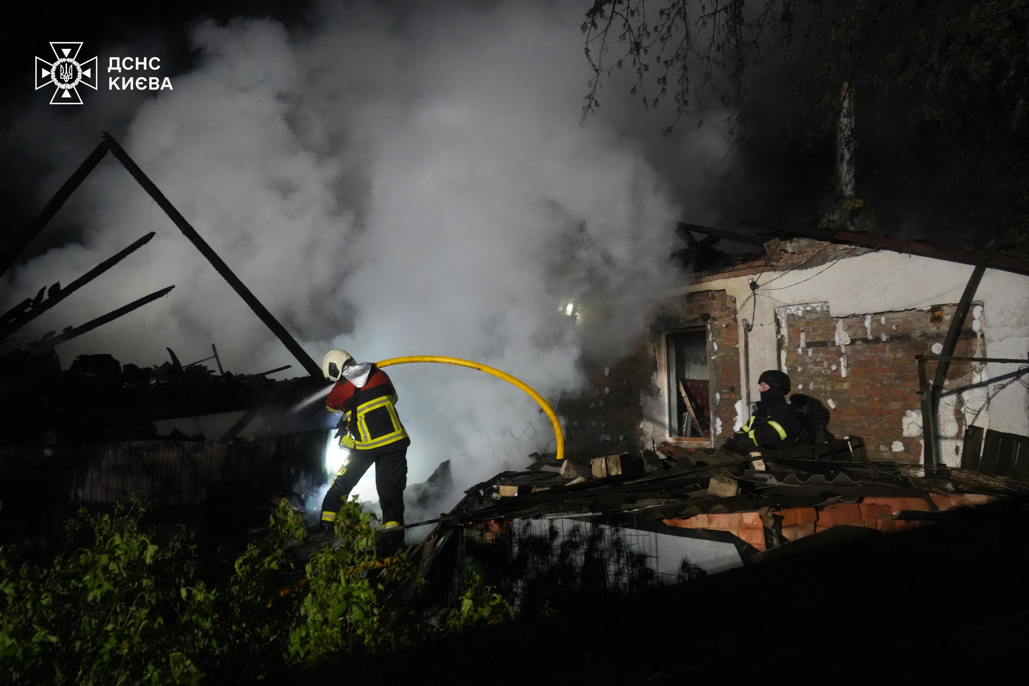 Noćni napad dronovima: Ozlijeđeno 11 osoba u Kijevu, krhotine izazvale požare