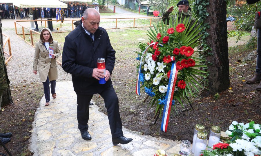 Ministar Medved u Grabovcu položio vijence za djecu i najmlađu žrtvu Domovinskog rata: U velikosrpskoj agresiji prekinuti su im djetinjstvo i mladost