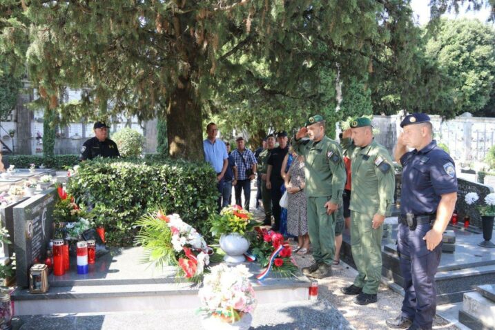 Obilježena 32. obljetnica smrti Marina Jakominića, legendarnog zapovjednika Ajkula