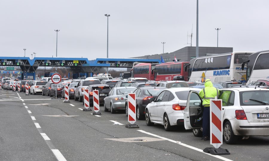 Kaos na granici: Na Bregani se na ulaz u Hrvatsku ujutro čekalo šest sati; u podne još gore - čeka se osam sati