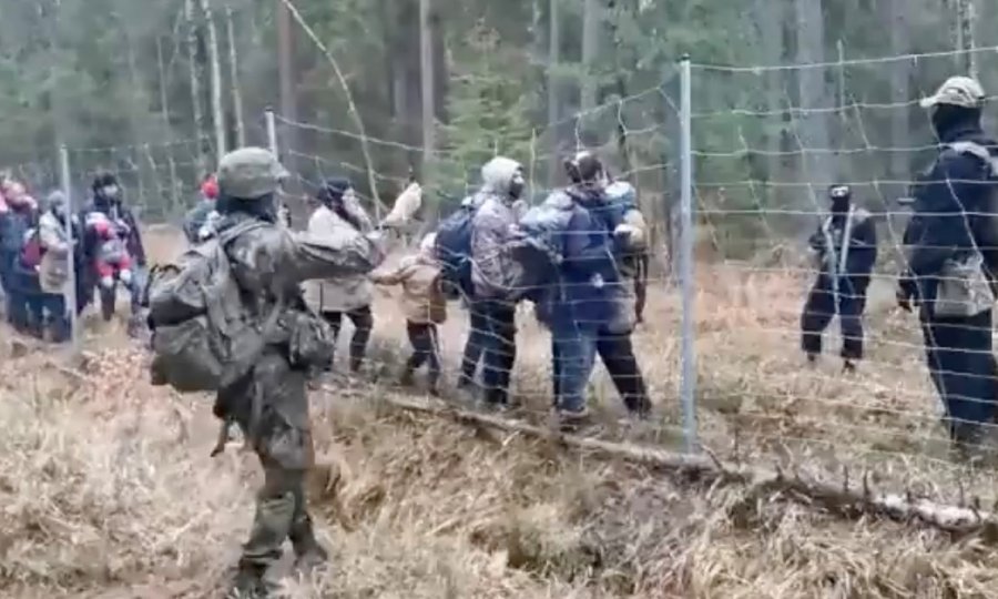 Kaos na poljsko-bjeloruskoj granici: Stotine migranata pokušavaju se probiti prema zapadu, uz povike 'Njemačka, Njemačka' napali kordone policije - drvećem!