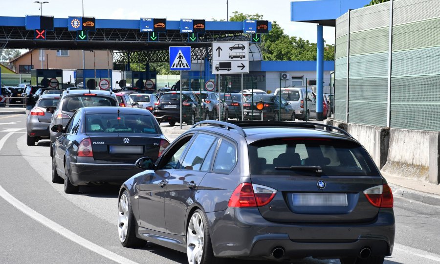 Na graničnim prijelazima s BiH na ulaz u Hrvatsku čeka se do sat i pol