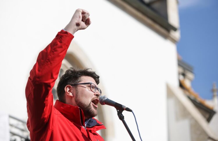 LJEVICA ZBIJA REDOVE Grbin: Prijelomni je trenutak, ego stavljam na stranu, zovem Možemo! i druge opet u koaliciju