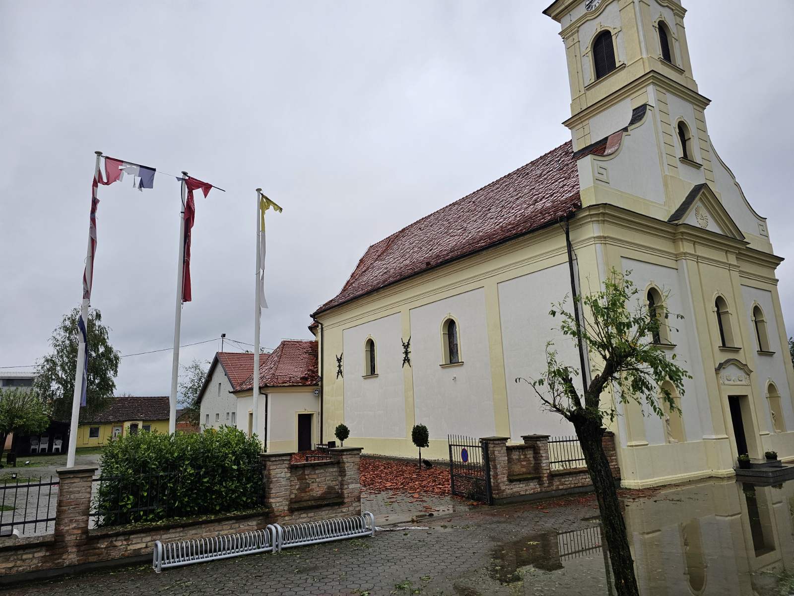 Katastrofalno olujno nevrijeme pogodilo Bošnjake: Uništene kuće, crkva i muzejski eksponati
