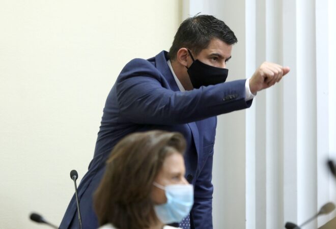 GRMOJA STAO U OBRANU MILANOVIĆA I UDARIO NA ŠEKSA: ‘Treba maknuti tu štetočinu i udbaša’!