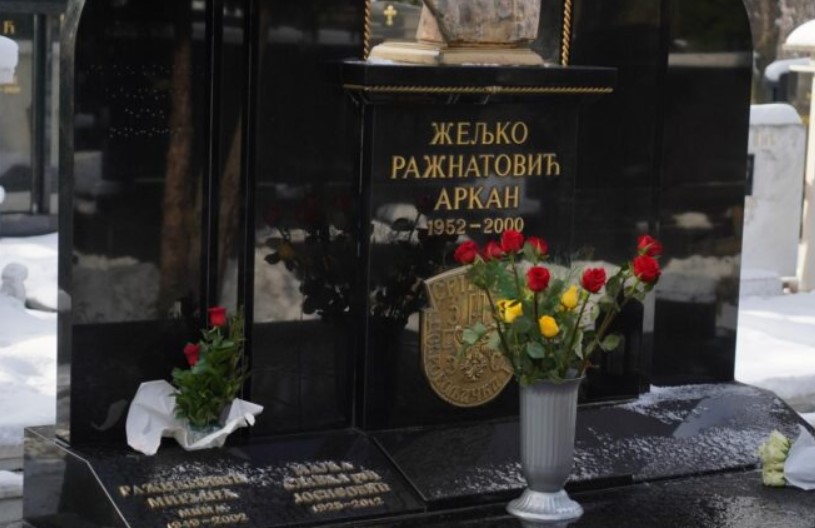 (FOTO) KAKAV JE TO SIMBOL NA ARKANOVOM GROBU? Zloglasna poruka vrišti i nakon smrti: Poslije 21. godine javnost i dalje intrigirana ratnim zločincem!