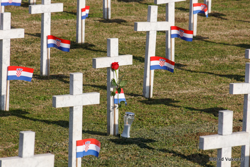 Na Memorijalnom groblju polažene  ruže i svijeće za ubijene i nestale hrvatske branitelje