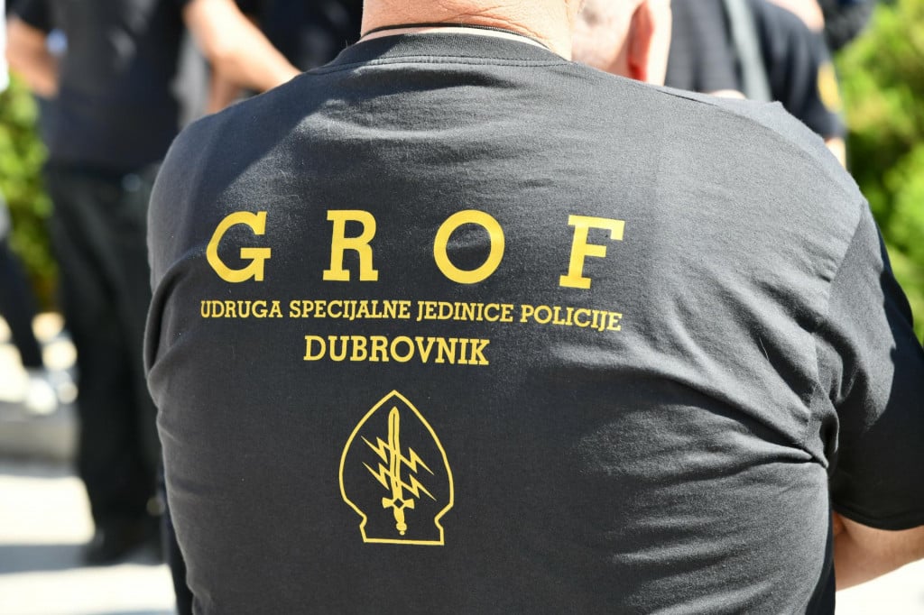 ‘GROFOVI‘ ODRADILI ZAHTJEVAN VISINSKI ZADATAK Obnovljen je simbol obrane, zastava na Golubovu kamenu