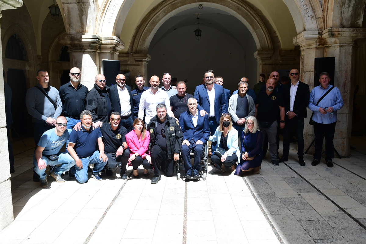 HEROJI HODAJU OVIM GRADOM U Sponzi otvorena izložba uz 30. godišnjicu osnutka Grofova