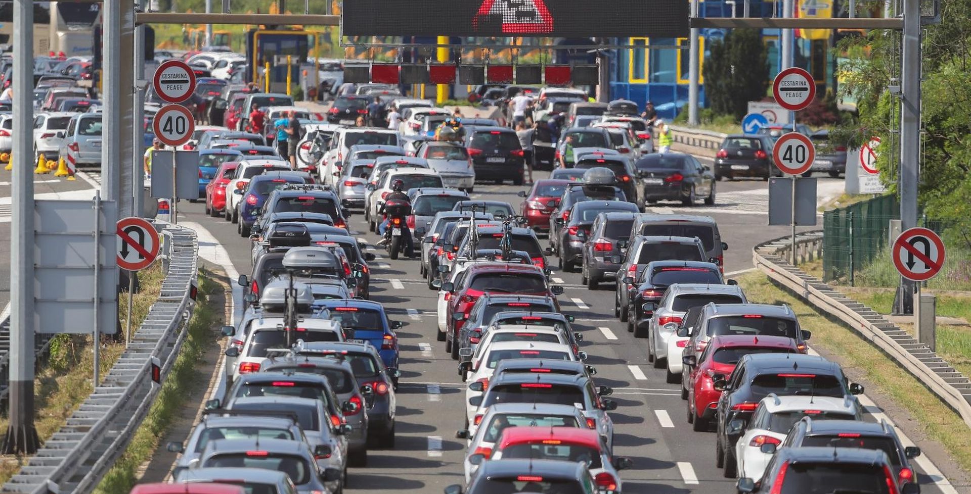 Velika gužva na cestama, kolone na autocestama, višesatna čekanja na graničnim prijelazima