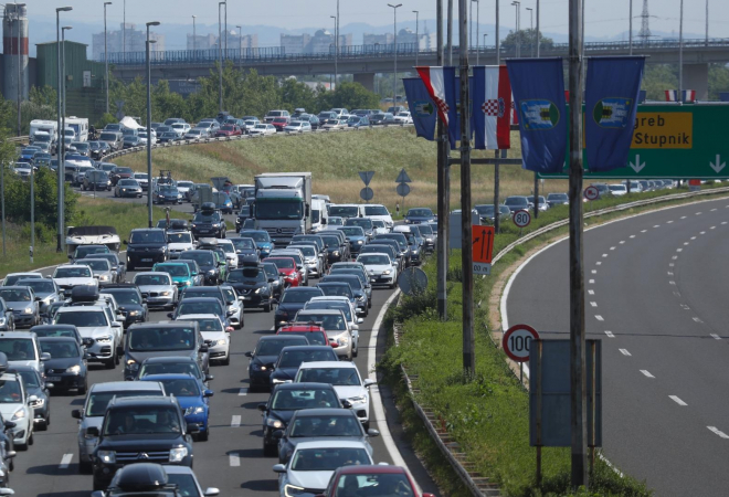 KAOTIČNO NA CESTAMA: Gužve od jutra, stvaraju se kolone u smjeru mora i na granicama. Provjerite gdje je najgore