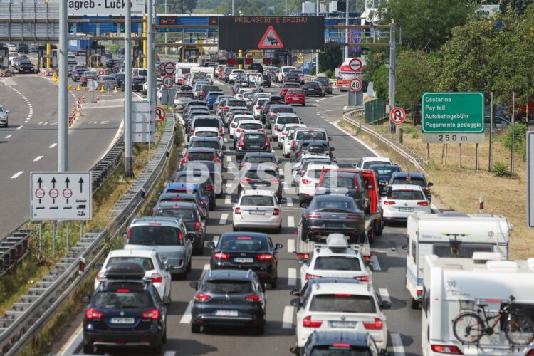 Velike gužve na autocestama: Kilometarske kolone u cijeloj Hrvatskoj