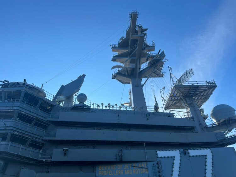 AMERIČKI NOSAČ AVIONA  Kakvo prostranstvo, čudo ljudskih ruku... Iznenadit ćete se prosjekom godina posade