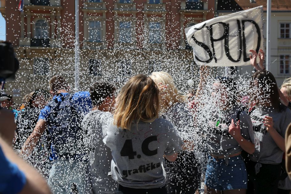 Neslužbena norijada: Maturanti se okupljaju na Trgu bana Jelačića u Zagrebu