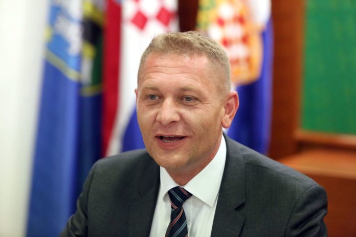 HSS-ovci ustali protiv Beljaka: “KREŠO BELJAK – ODLAZI! Vodiš nas u katastrofu, pljunuo si na sve istinske domoljube”