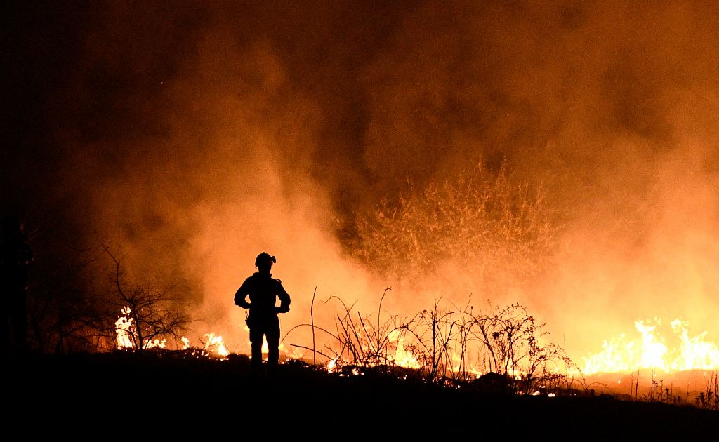 Vatrogasci su junaci, ali – odmaraju ispod vatrogasnih vozila! Sramota!