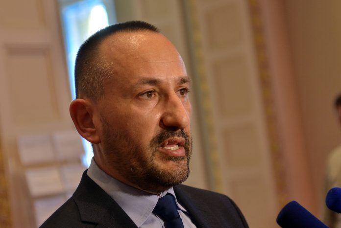 ZEKANOVIĆ UPOZORIO: Mainstream mediji šute o nemirima koje izaziva pokret Antifa diljem Amerike