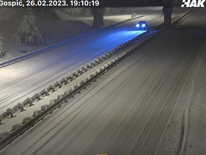 Prekinut sav promet između Dalmacije i unutrašnjosti, u Gračacu i Gospiću otvoreni prihvatni centri za putnike