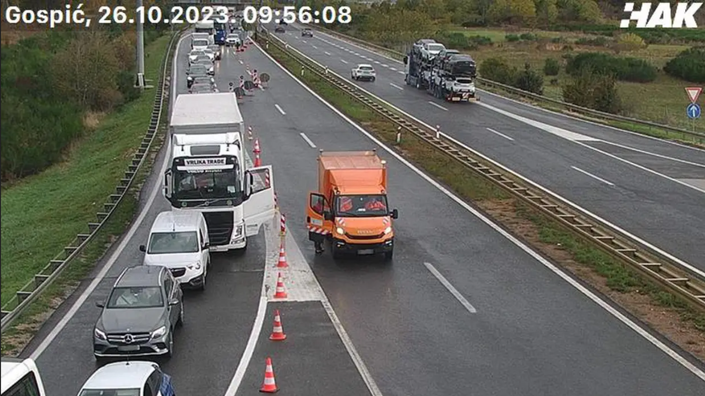 Vozač koji je usmrtio dvoje kod Gospića ostavio kombi i bježi!