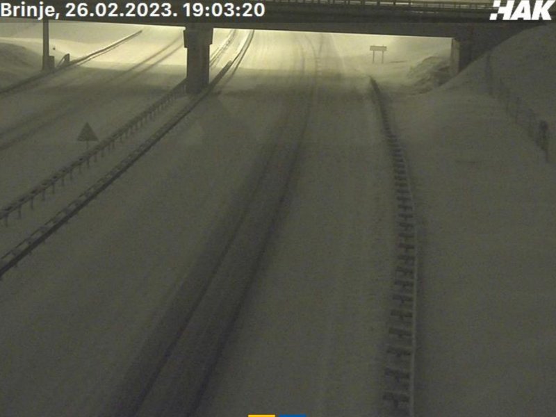 ZATVOREN PROMET  Dijelovi autoceste potpuno su zameteni snijegom, pogledajte fotografije