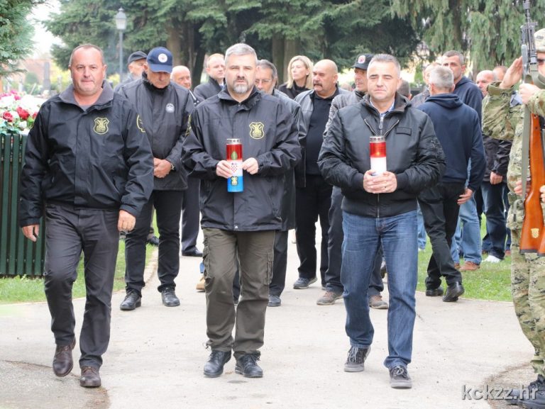 Položeni vijenci i zapaljene svijeće na koprivničkom groblju u spomen na hrvatske branitelje i civilne žrtve Domovinskog rata