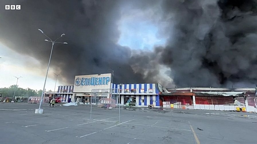 Jedanaest poginulih i deseci ozlijeđenih u ruskom napadu na trgovački centar u Harkivu