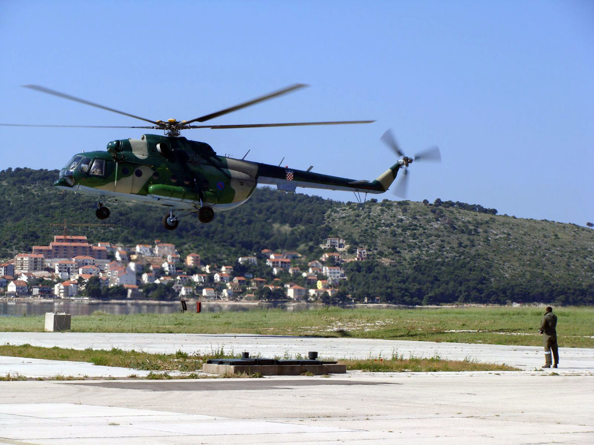 STRAŠNE OZLIJEDE, LJETOVANJE SE PRETVORILO U NOĆNU MORU! Dramatično spašavanje na Jadranu: Helikopter došao po stradalog turista, pao je s velike visine