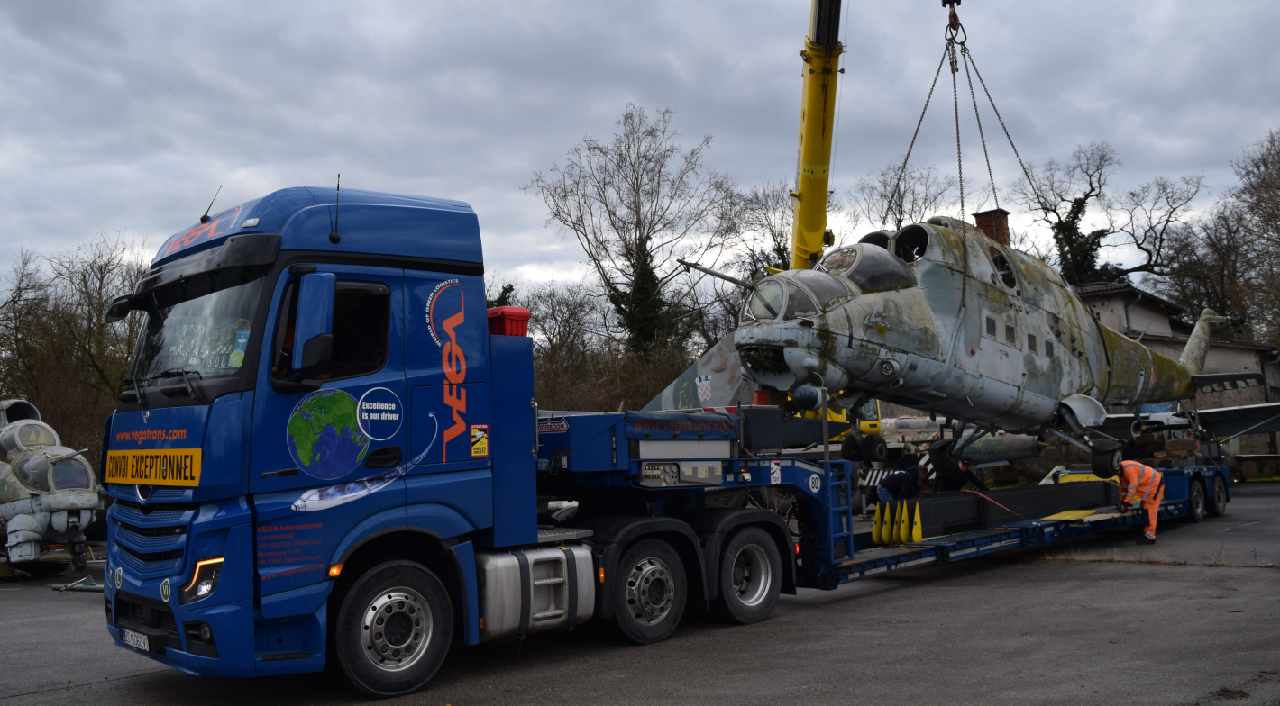 U IMPONZANTNOM KONVOJU DANAS U KAPELU STIŽU MIG 21 BIS I HELIKOPTER MI 24