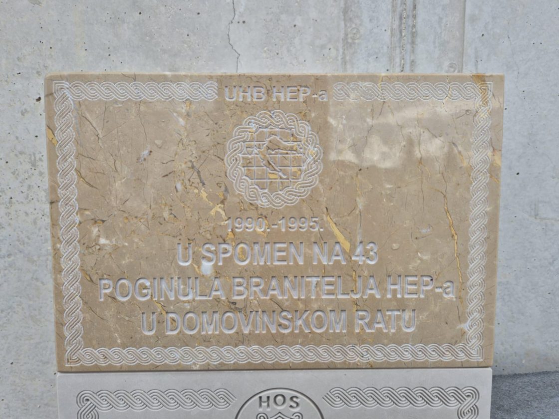 U Udbini postavljena Spomen-ploča za 43 poginula i nestala branitelja djelatnika HEP-a i HOPS-a