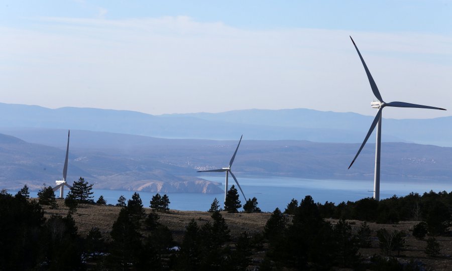 Državna tvrtka nema novca za isplatu poticaja za obnovljive izvore pa se mora zaduživati