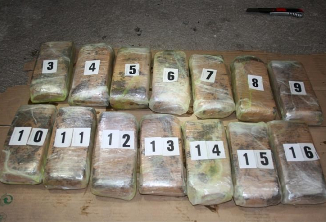 SEDAM KILOGRAMA HEROINA! Muškarac pokušao prijeći granicu, skrivao ga u vozilu na posebnom mjestu