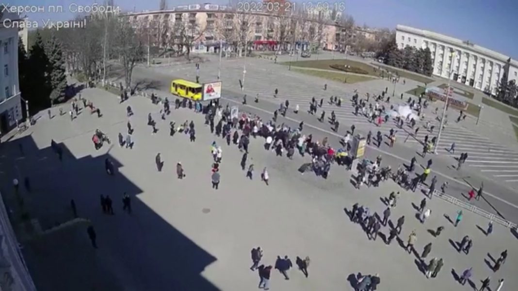 Stravične snimke: Ruski okupatori pucali po mirnim prosvjednicima u Hersonu