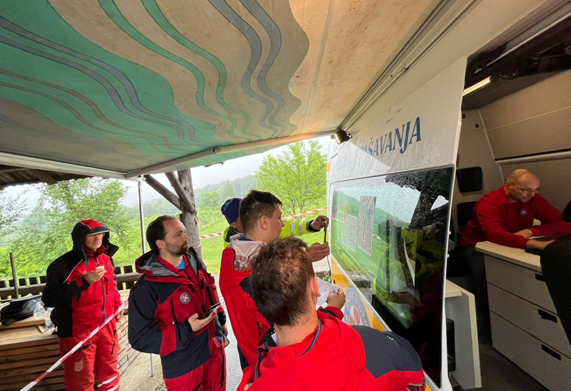 GOSPOĐA S VIKENDICE ZNA NEŠTO O AVIONU! Strašni zvuci parali su nebo: Pao je mrak, a ne sluti na dobro, ona i djeca su sve čuli