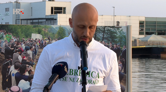 Sjećanje na Srebrenicu: Dvadesetdevet ruža bačeno u more s riječke rive