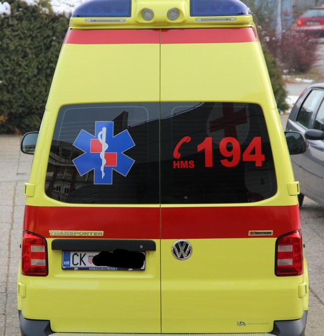 HRABRI POLICAJAC UZ POMOĆ KOLEGICA PORODIO TRUDNICU! Novorođenoj djevojčici uspješno odmotao pupčanu vrpcu koja joj se zapetljala oko vrata