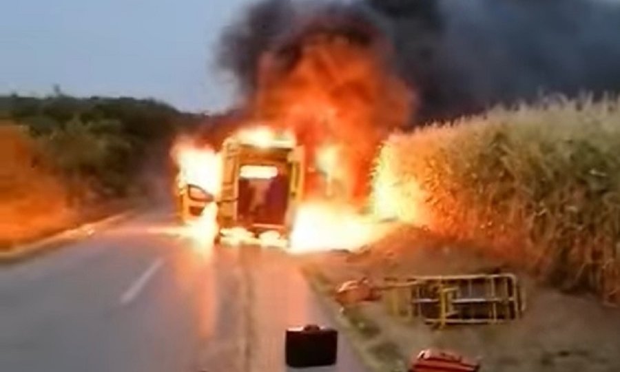 Pogledajte kako je planulo preko 10 godina staro sanitetsko vozilo na istoku Hrvatske