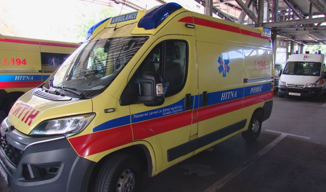 Urušio se balkon na Rabu: Troje ljudi teško ozlijeđeno, morali su rezati ogradu da spase stanare