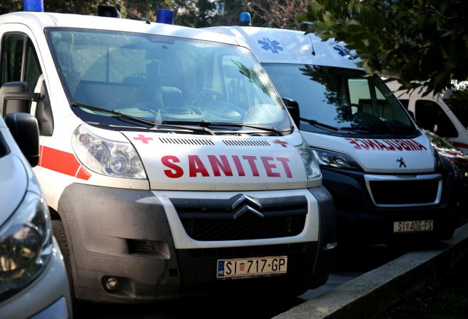 U VOZILU SANITETA PREMINULA ŽENA: Kad je njezin sin to doznao demolirao je vozilo i napao osoblje