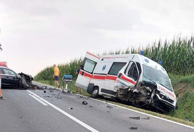 (FOTO) STRAVIČAN SUDAR AUTA I VOZILA HITNE: Kombi saniteta potpuno skršen. Više ozlijeđenih u teškoj nesreći kod Bjelovara